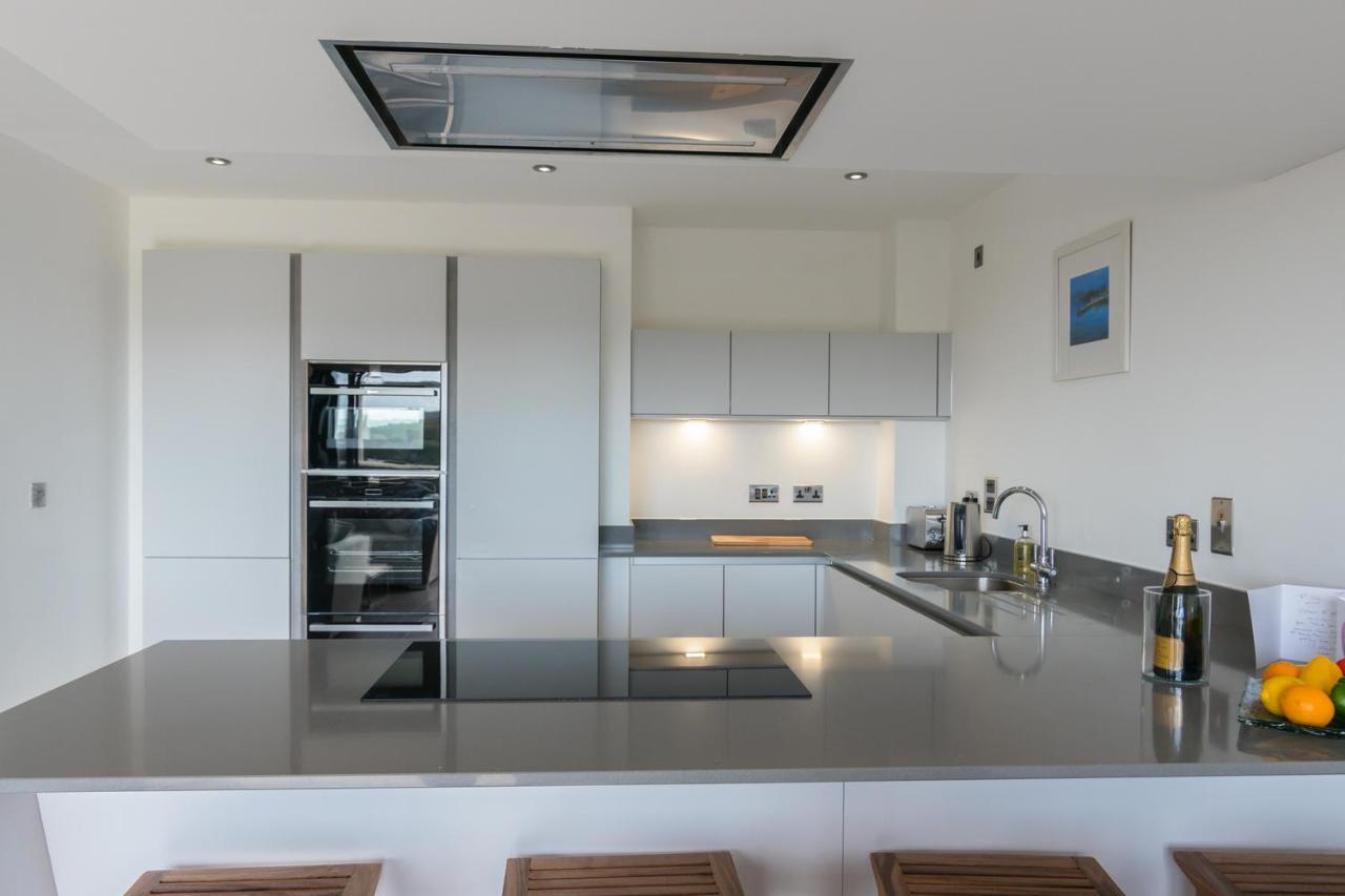 Apartment 3 Waterstone House - Sea Front Apartment, Hot Tub Tenby Extérieur photo